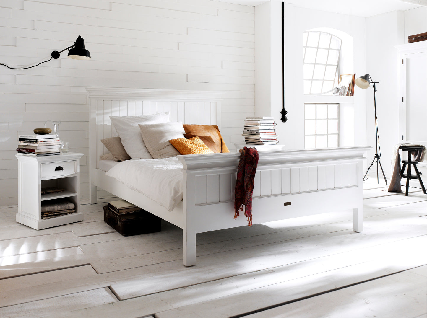 NovaSolo Halifax white wooden queen size bed