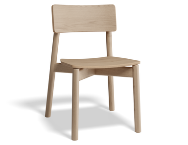 Solid oak Andi Dining Chair Natural with curved backrest, minimalist Scandinavian design, isolated on a white background.