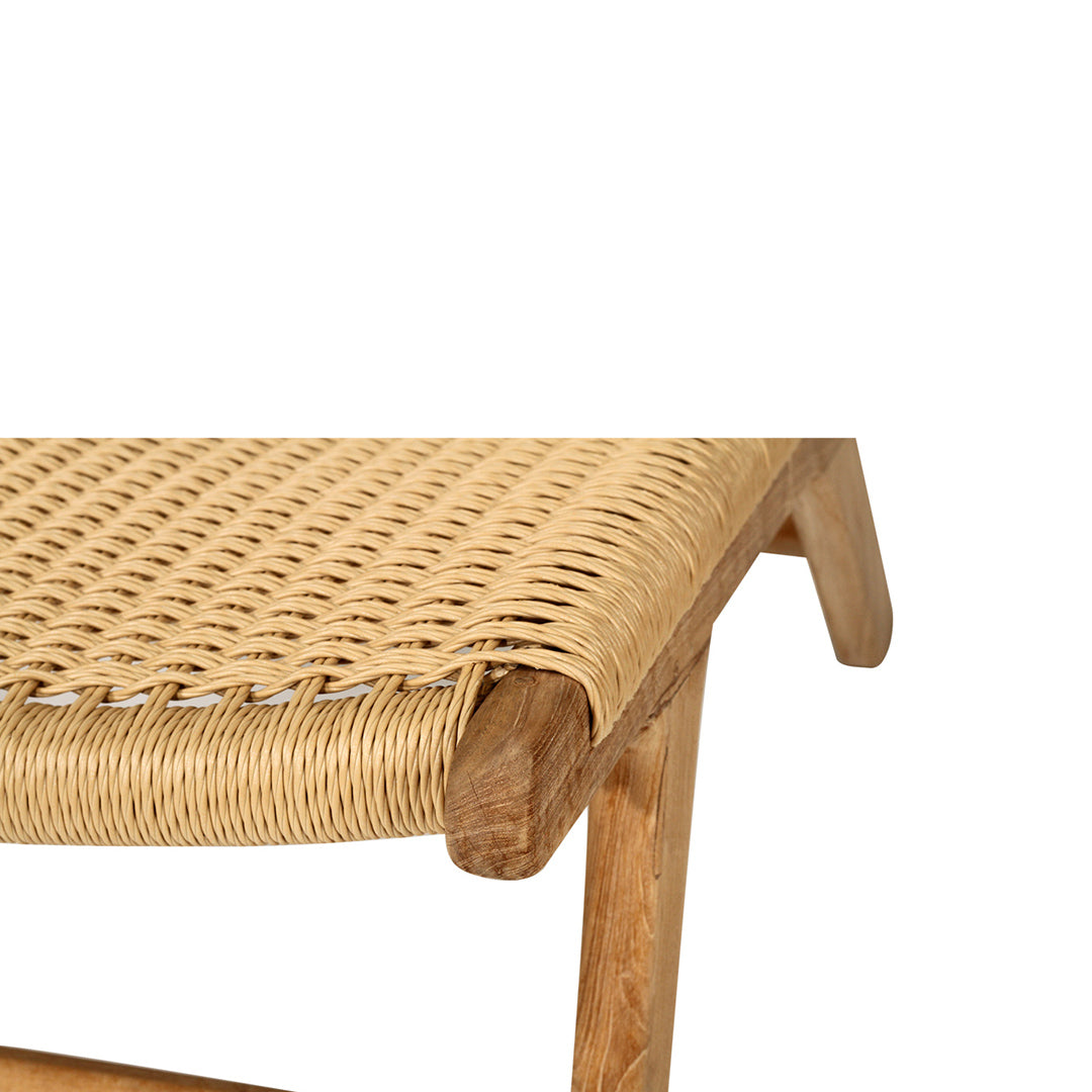 Close-up view of seat edge on Zen Lazy Chair – Sand with tight rope wrapping and smooth teak leg.
