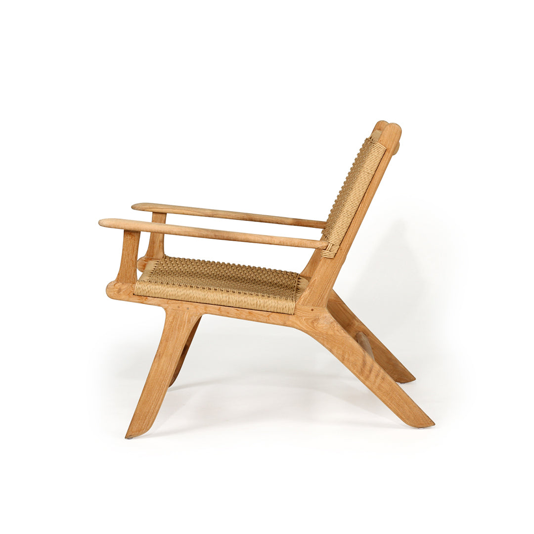 Side profile of Zen Lazy Chair – Sand – Close Weave with arms, featuring sculpted teak base and ergonomic woven design.