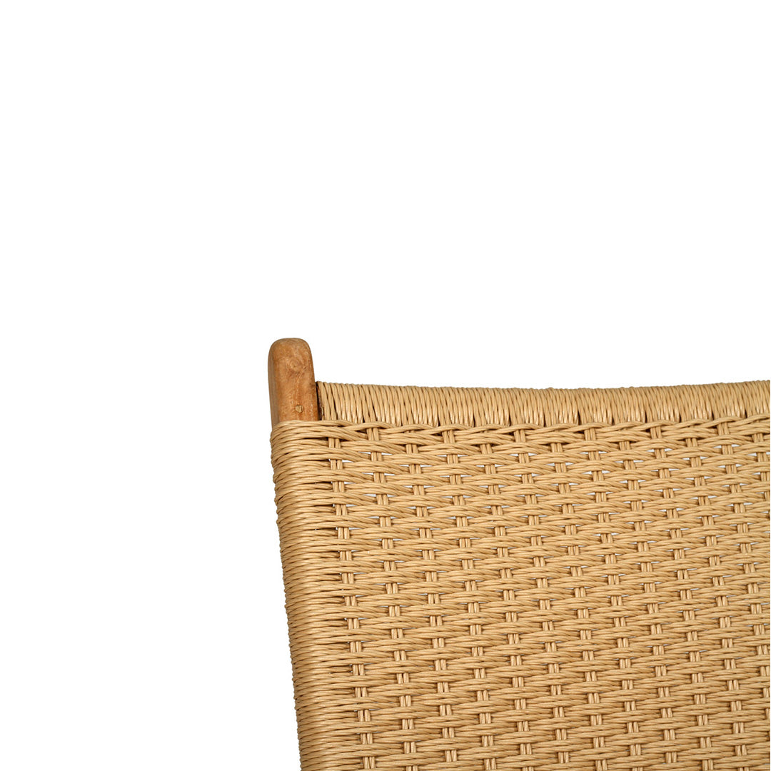 Upper backrest close-up of Zen Lazy Chair – Sand – Close Weave, highlighting tight vertical weave pattern and rounded teak post.